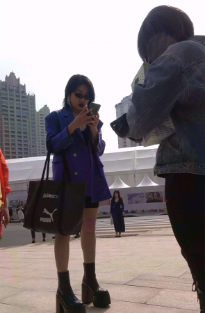 蓝色外套美女的皮鞋有点太大了吧