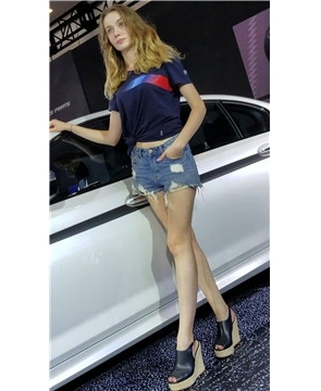 4k-性感牛仔热裤洋车模美女