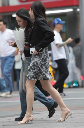 高跟街拍少妇