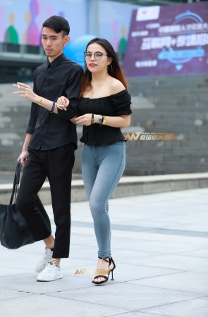 一字肩，性感丰韵的女友