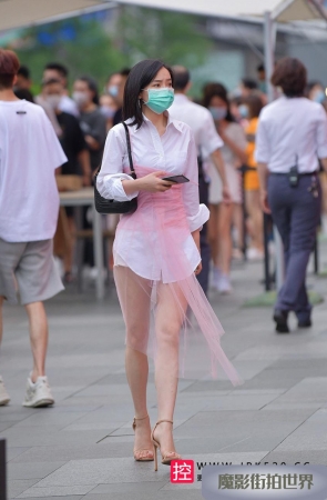 古驰门口的美腿美足小姐姐3A3578[497M]