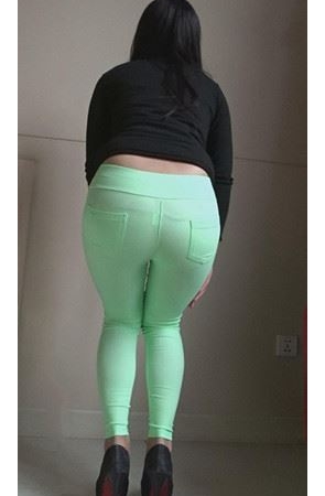 模拍漂亮的绿色紧身裤诱惑美女