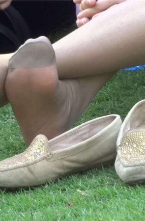 草地上闲聊的丝袜熟fu [615 MB/MP4]