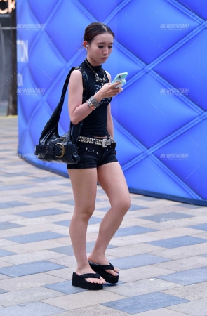 黑色紧致热裤美女