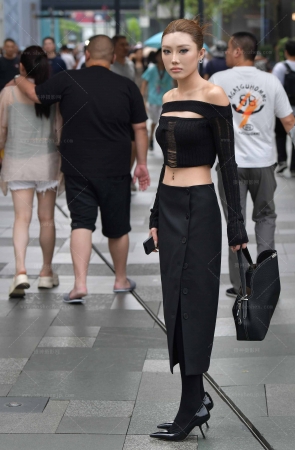 25223-4=69√黑丝闺蜜 10P