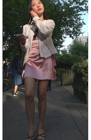 漂亮的粉裙小姐姐[1.11G/MP4]