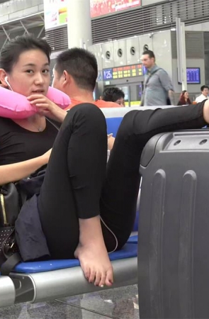 脚趾超长的纤细玉足突然把足底完整伸在你的面前，沸腾吧