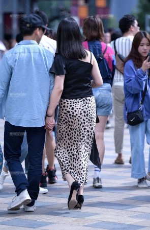 第1606篇性感豹纹裙迷人