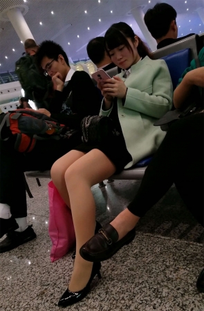 火车站等车的肉色丝袜黑色高跟性感美腿少妇