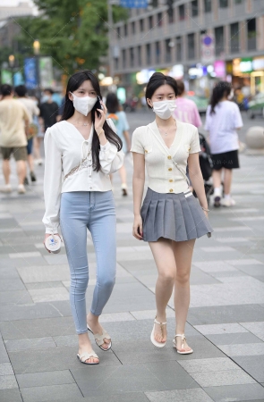 街拍牛仔裤小姐姐跟她的短裙闺蜜