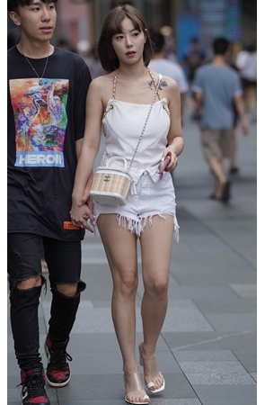 白色热裤妹子(31P)[360M/JPG]