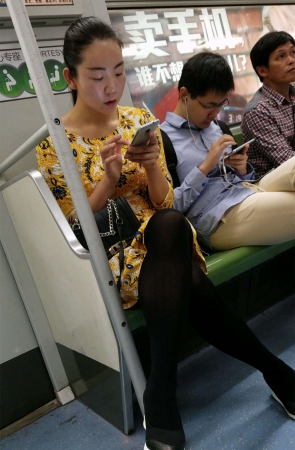地铁上拍摄的漂亮小姐姐