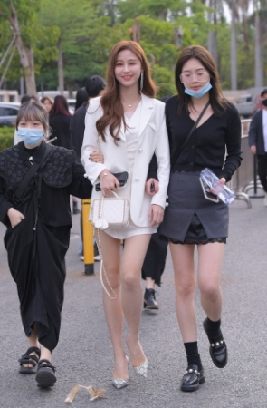 白皙美腿的小姐姐~