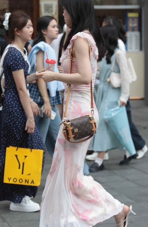 气质街拍高跟少妇