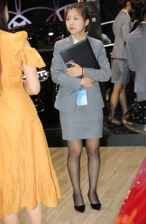 她这么漂亮，业绩应该不错。