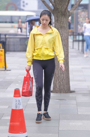 素颜de紧身裤小姐姐