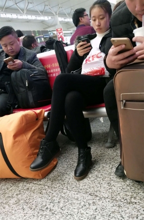 候车室黑色打底丝袜长腿美眉