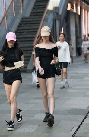 街拍白白净净的热裤女孩儿