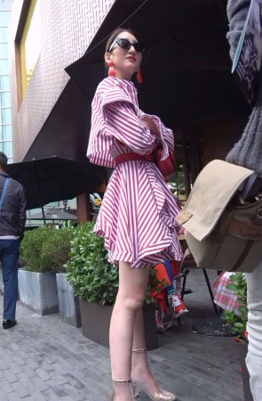 性感条纹裙高跟鞋美女