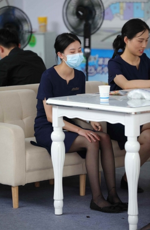 售 楼处黑 丝美tui小姐姐认真工作很活跃