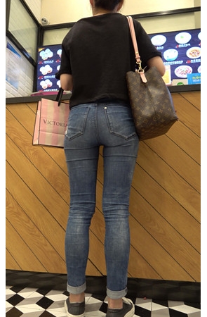 紧身牛仔裤美眉