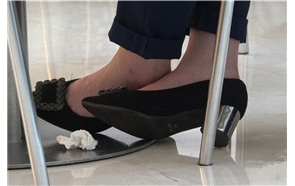 4k-白衬衫丰腴身材裸足黑色小高跟美女销售