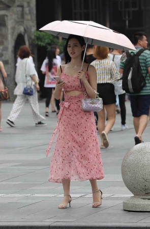 气质粉色长裙美女