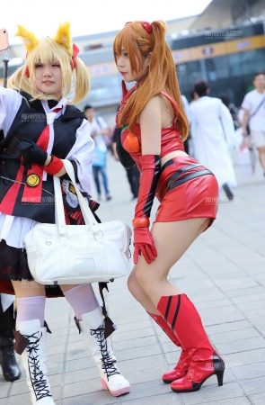 红色皮装coser