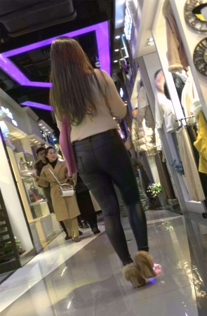 丰腴身材紧身皮裤MM