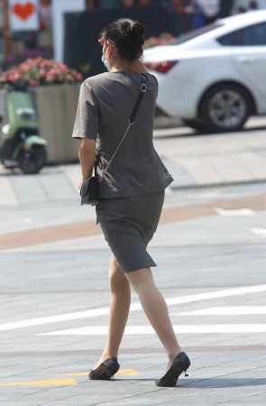 诱惑肉丝街拍高跟OL