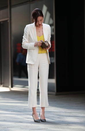 漂亮的职业休闲装美女