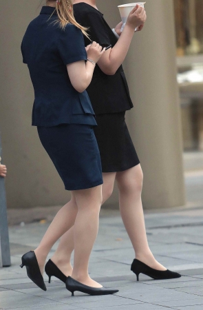 肉丝街拍高跟OL