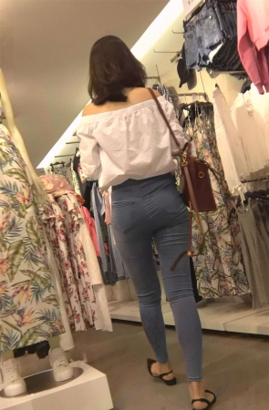 长相甜美的小美女