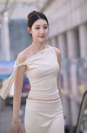 端庄优雅长裙美女