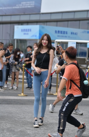 又见蜜桃裤小姐姐~又爱了~