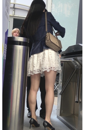 漂亮的白裙气质美女