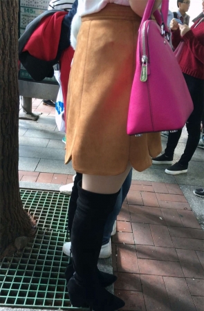 等公交车的高筒靴好身材妹子