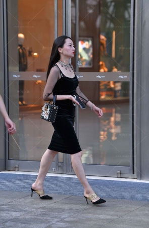 街拍黑色长裙贵妇