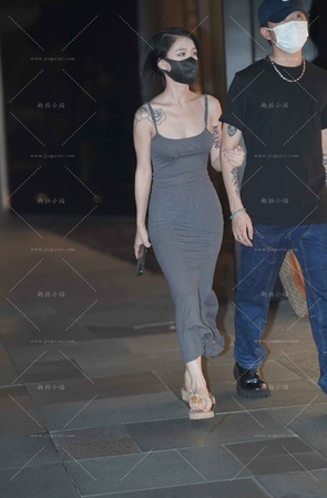 灰色吊带长裙美眉