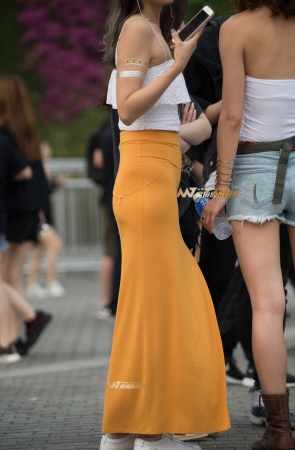 紧致曼妙黄色包臀裙