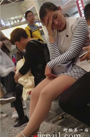 4k-性感肉色丝袜美腿少妇，一筹莫展的在等车。