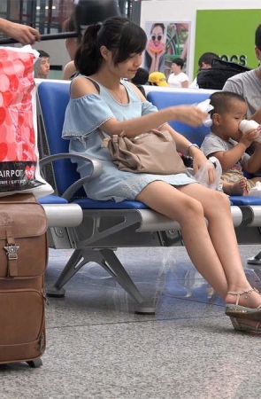 候车室里的清秀少妇秀足，二趾微长，脚型纤细