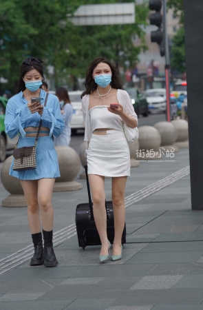 街拍美腿美女姐妹