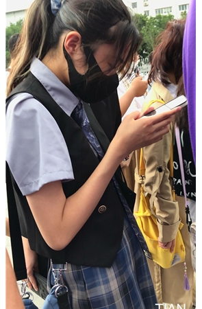 玩手机的小妹