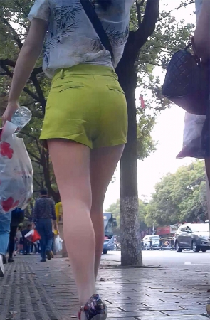 周围各种丝都比不过这双高跟美腿