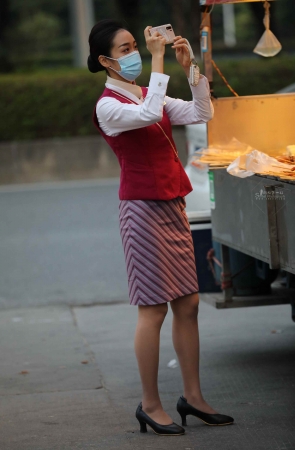 【街拍心灵】制服肉丝街拍空姐