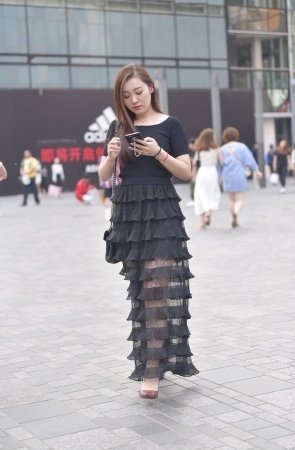 丰满时尚的蛋糕裙美女