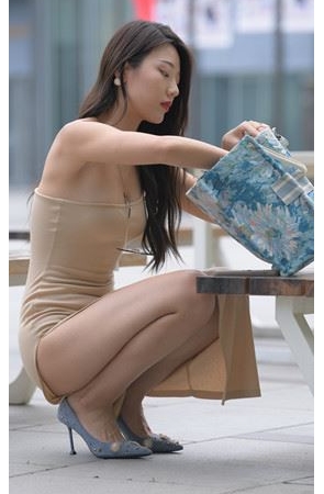 （视频）漂亮的开叉裙长发美女