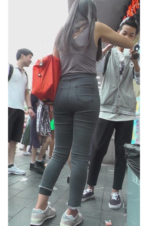 漂亮的灰色牛仔紧身裤美女