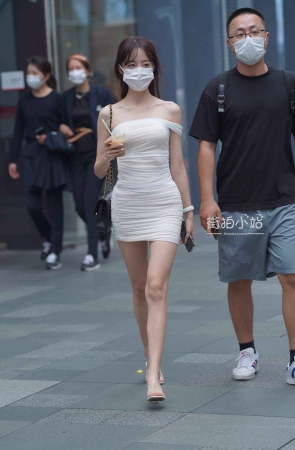 白短裙美女看着就喜欢！~